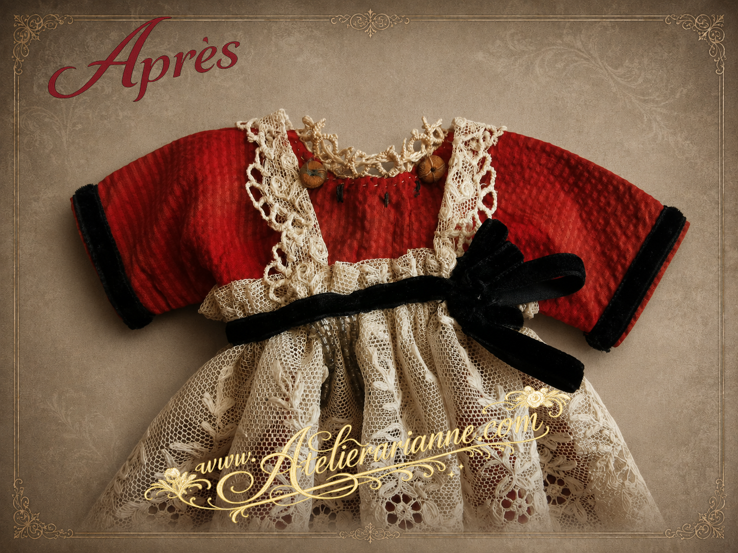 Tenue ancienne de poupée mignonette après restauration, avec robe rouge, dentelle ancienne brodée sur tulle, manches restaurées et grand nœud en velours noir.