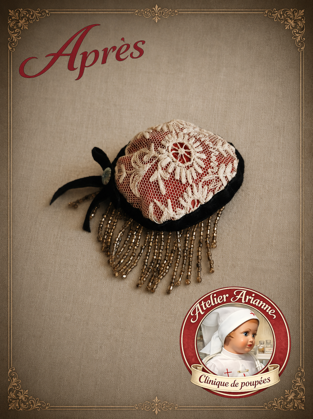 Coiffe ancienne de poupée mignonette après restauration, avec dentelle brodée sur tulle, velours noir, perles décoratives et décor rouge restauré.