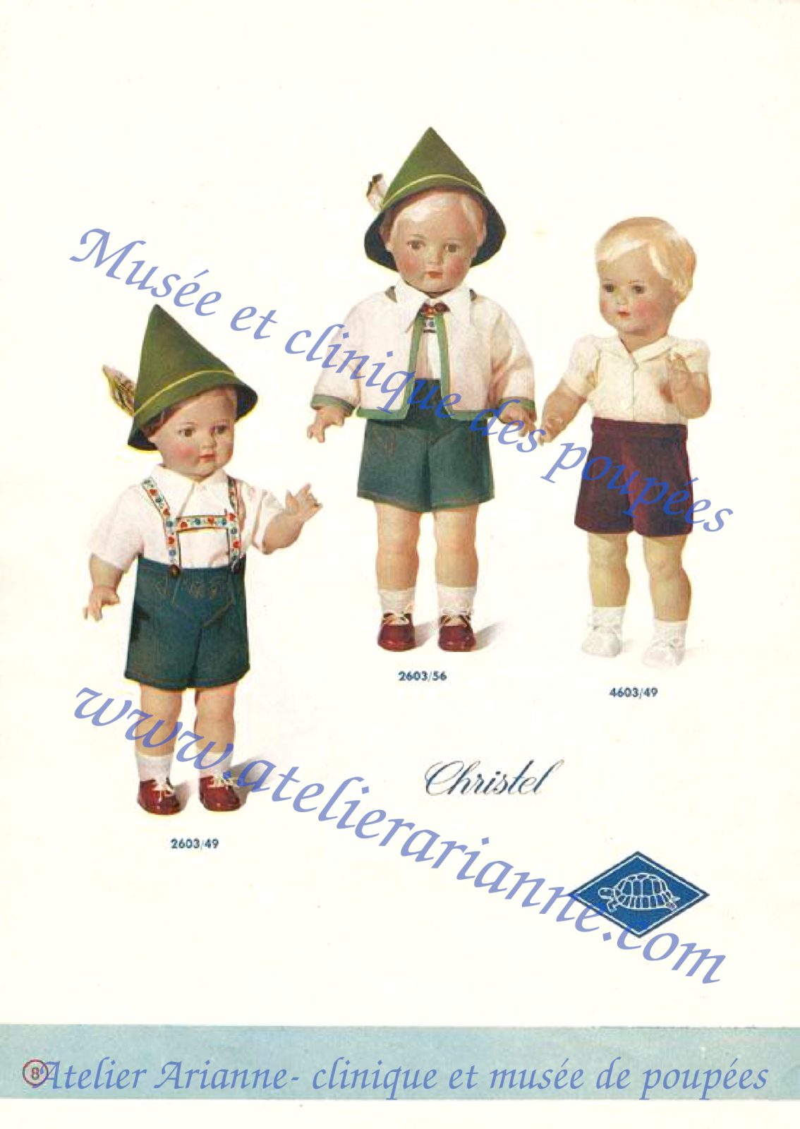 Page 8 du catalogue Schildkr&ouml;t-Puppen des ann&eacute;es 1950 consacr&eacute;e au mod&egrave;le Christel.

La page pr&eacute;sente trois variantes de la poup&eacute;e Christel. &Agrave; gauche, on voit Christel en tenue traditionnelle, avec chapeau vert pointu, chemise blanche, bretelles d&eacute;cor&eacute;es, culotte courte verte, chaussettes blanches et chaussures rouges. Au centre, une autre version porte &eacute;galement un chapeau vert, une chemise blanche, une cravate ou ruban d&eacute;coratif, une culotte courte verte et des chaussures rouges. &Agrave; droite, Christel est pr&eacute;sent&eacute; sans chapeau, avec une chemise claire, un short fonc&eacute; et des chaussettes blanches.

Le nom Christel appara&icirc;t au centre de la page, et le logo Schildkr&ouml;t &agrave; la tortue est visible en bas &agrave; droite.