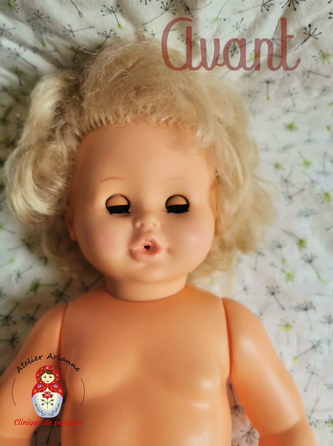 Poupon Arnaud de Petitcollin avant remise en beaut&eacute;, avec cheveux blonds implant&eacute;s et yeux dormeurs ferm&eacute;s.