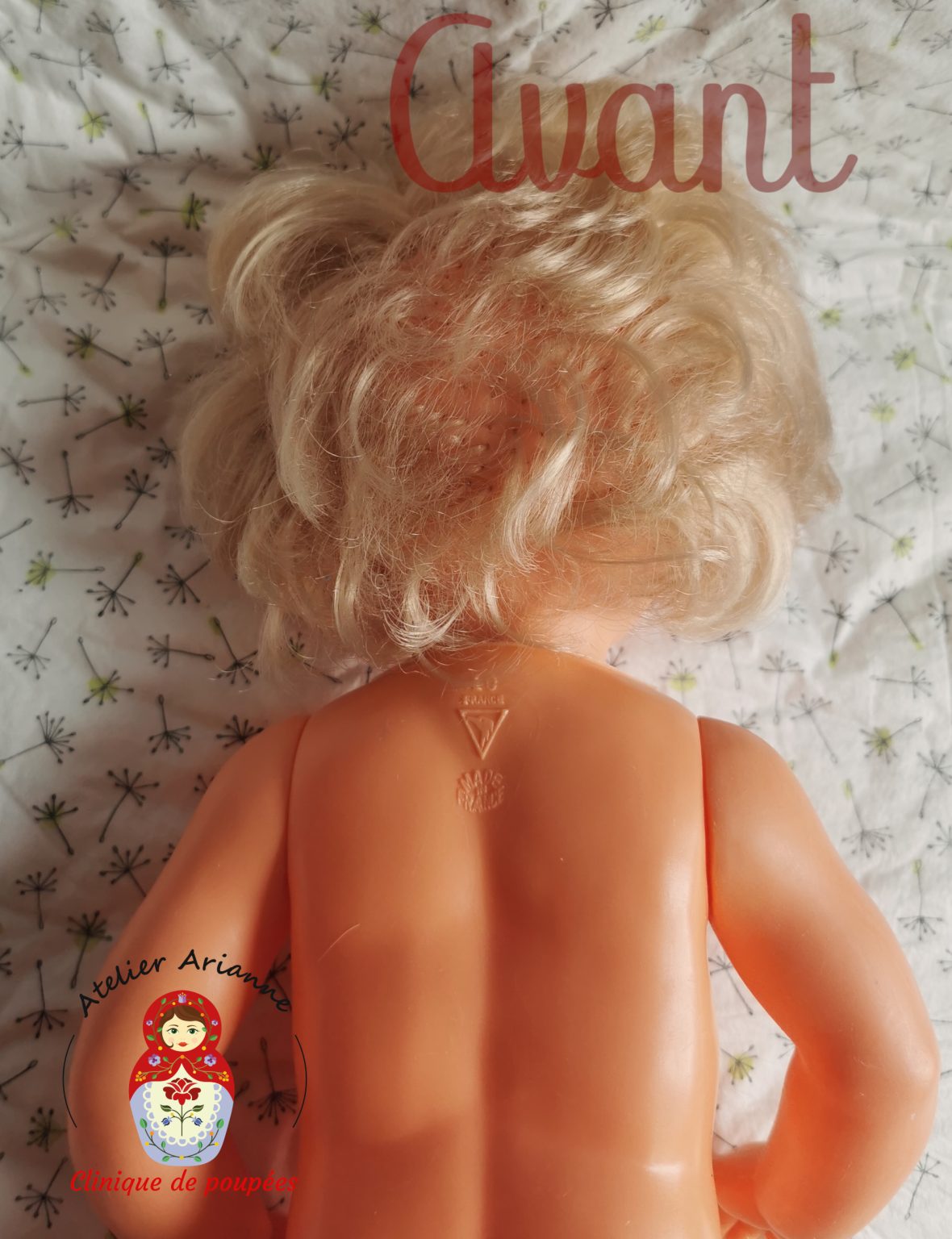 Dos du poupon Arnaud de Petitcollin avant remise en beaut&eacute;, avec marquage Made in France et t&ecirc;te d&rsquo;aigle Petitcollin.