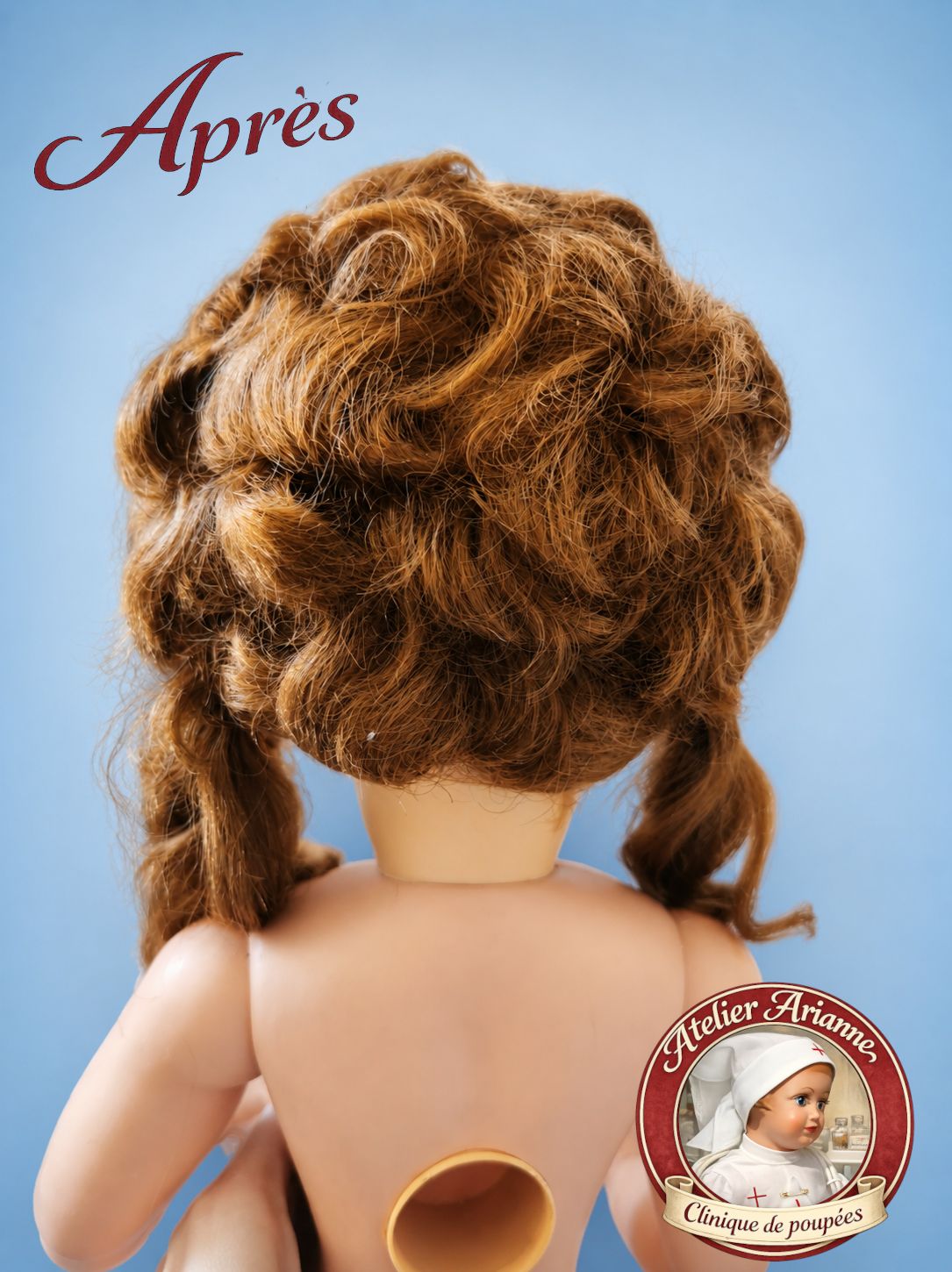 Photo apr&egrave;s restauration montrant les cheveux nettoy&eacute;s et coiff&eacute;s d&rsquo;une grande poup&eacute;e de famille restaur&eacute;e par Atelier Arianne.