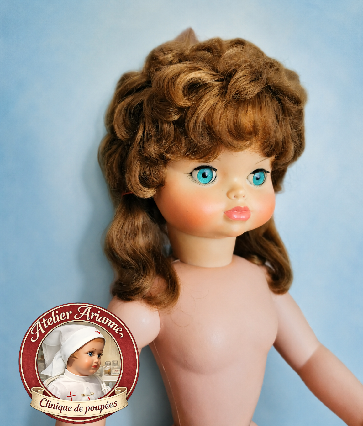Visage d&rsquo;une grande poup&eacute;e de famille apr&egrave;s restauration par Atelier Arianne.