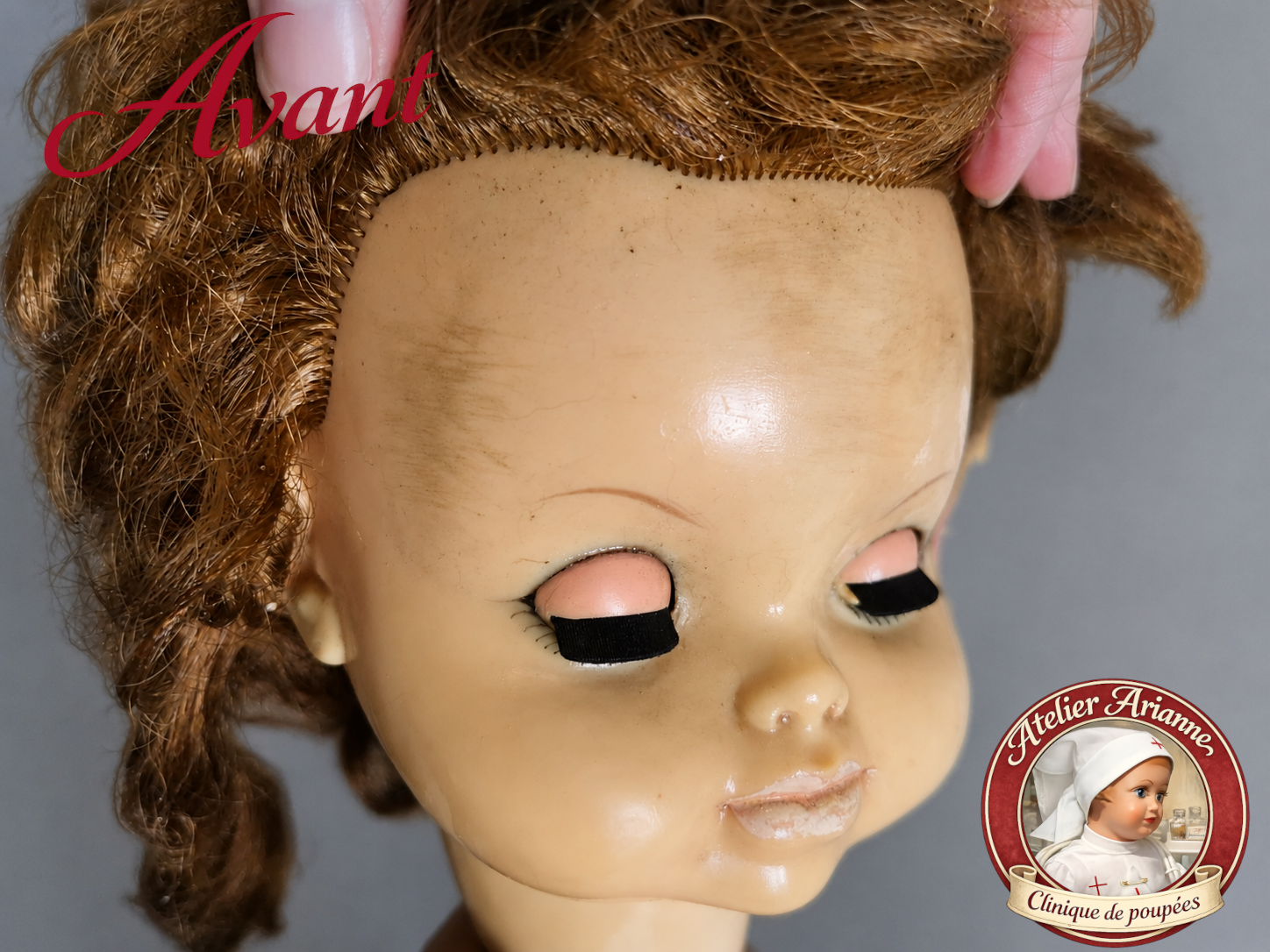 Photo avant restauration du visage d&rsquo;une grande poup&eacute;e de famille confi&eacute;e &agrave; la clinique Atelier Arianne.