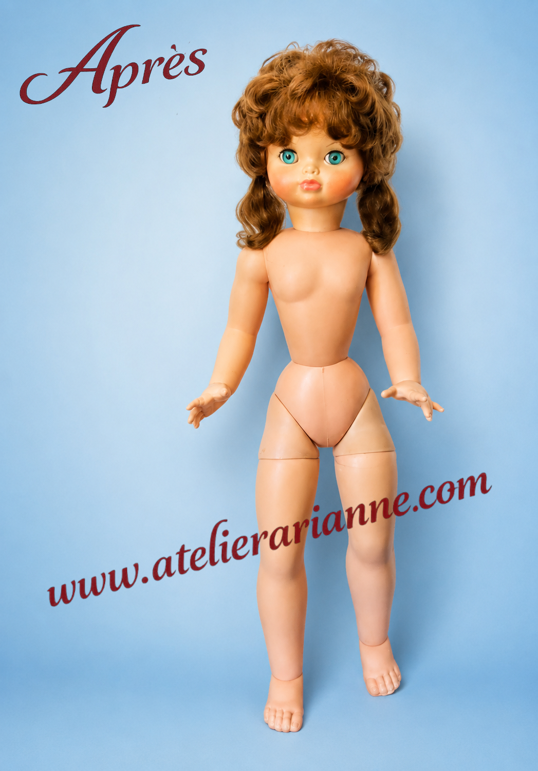 Photo apr&egrave;s restauration d&rsquo;une grande poup&eacute;e de famille par Atelier Arianne, avec nettoyage, remontage et coiffage.