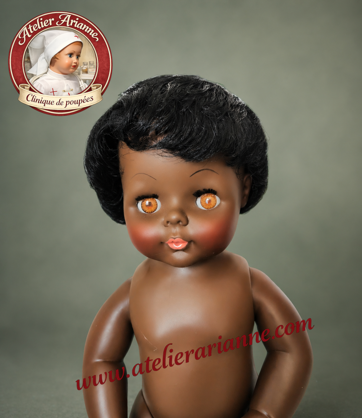 Apr&egrave;s restauration &ndash; Tinnie Raynal
Le regard a retrouv&eacute; davantage de lumi&egrave;re, le visage a &eacute;t&eacute; nettoy&eacute; et les couleurs de la bouche et des joues ont &eacute;t&eacute; d&eacute;licatement raviv&eacute;es.
Atelier Arianne &ndash; clinique et mus&eacute;e de poup&eacute;es