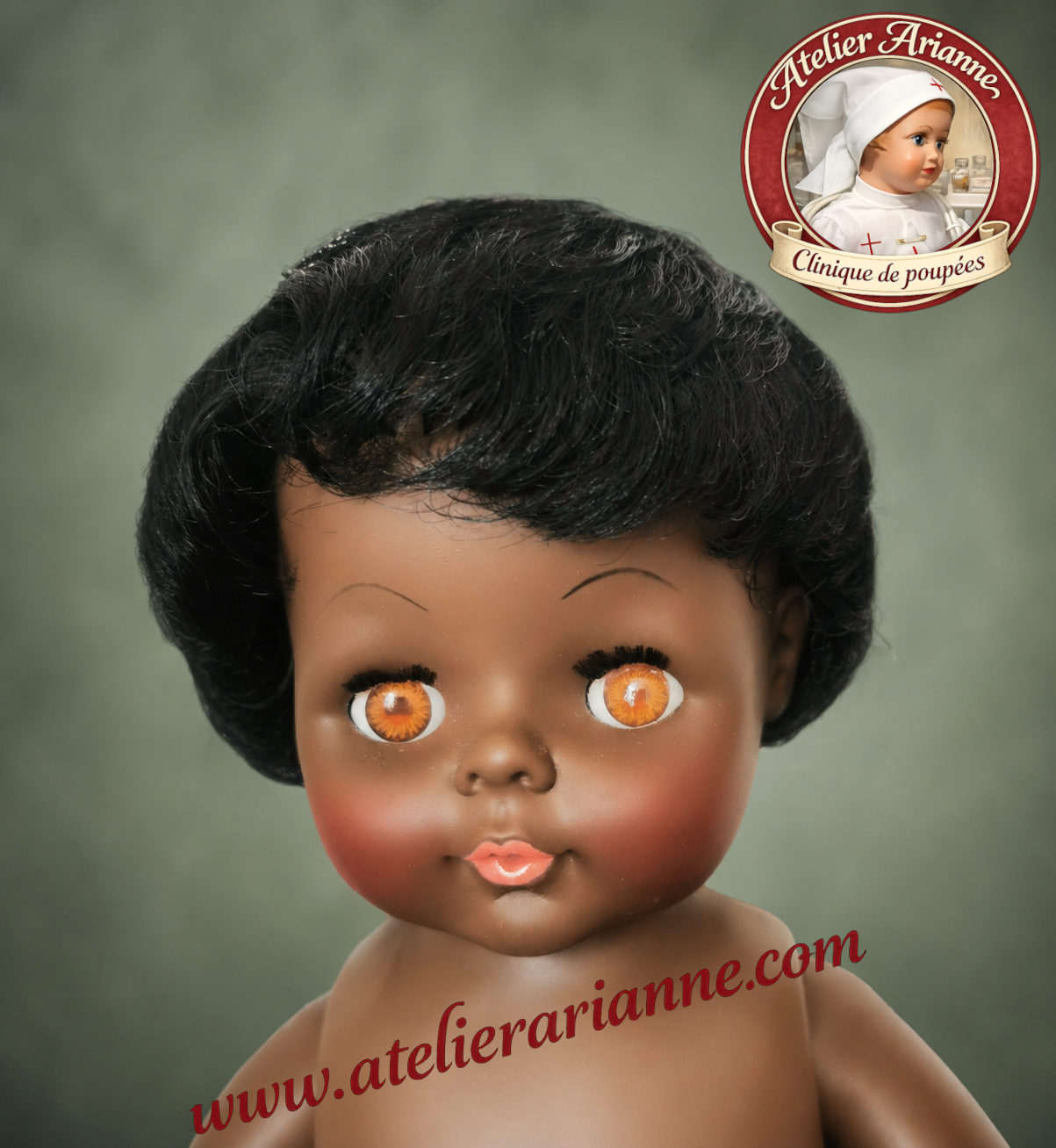 Apr&egrave;s restauration &ndash; Tinnie Raynal
Le visage a retrouv&eacute; de la douceur : bouche raviv&eacute;e, joues r&eacute;chauff&eacute;es, cheveux coiff&eacute;s et regard plus lumineux.
Atelier Arianne &ndash; clinique et mus&eacute;e de poup&eacute;es