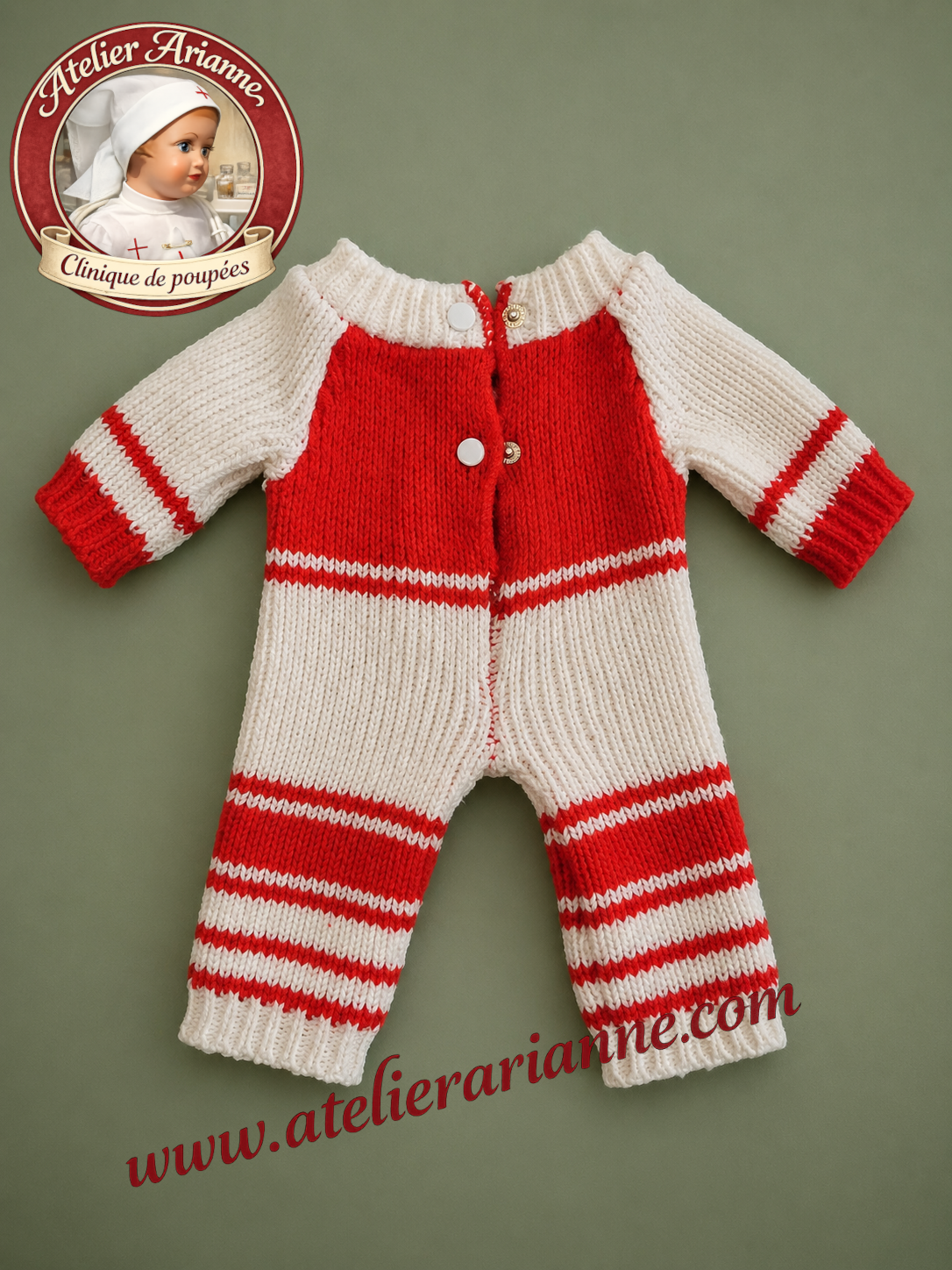 Tenue de Tinnie Raynal
Petit ensemble en maille rouge et blanc, pr&eacute;sent&eacute; seul pour mieux observer les d&eacute;tails de coupe, les rayures et la fermeture.
Atelier Arianne &ndash; clinique et mus&eacute;e de poup&eacute;es