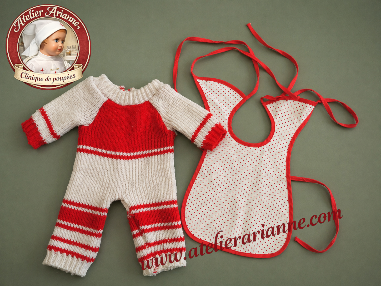 Tenue de Tinnie Raynal
Un ensemble en maille rouge et blanc, accompagn&eacute; de son petit tablier assorti. Toute documentation permettant d&rsquo;identifier pr&eacute;cis&eacute;ment cette tenue serait la bienvenue.
Atelier Arianne &ndash; clinique et mus&eacute;e de poup&eacute;es
