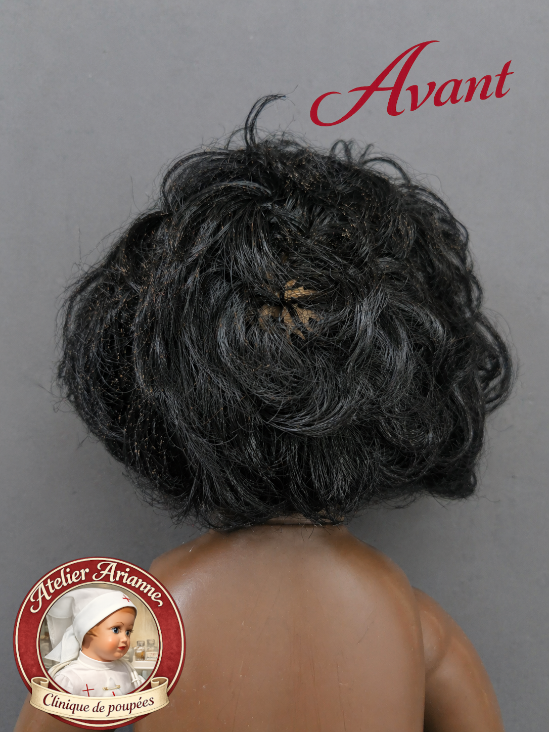 Avant restauration &ndash; Tinnie Raynal
La chevelure avait perdu sa forme et demandait un vrai travail de lavage, de d&eacute;m&ecirc;lage et de remise en coiffure.
Atelier Arianne &ndash; clinique et mus&eacute;e de poup&eacute;es