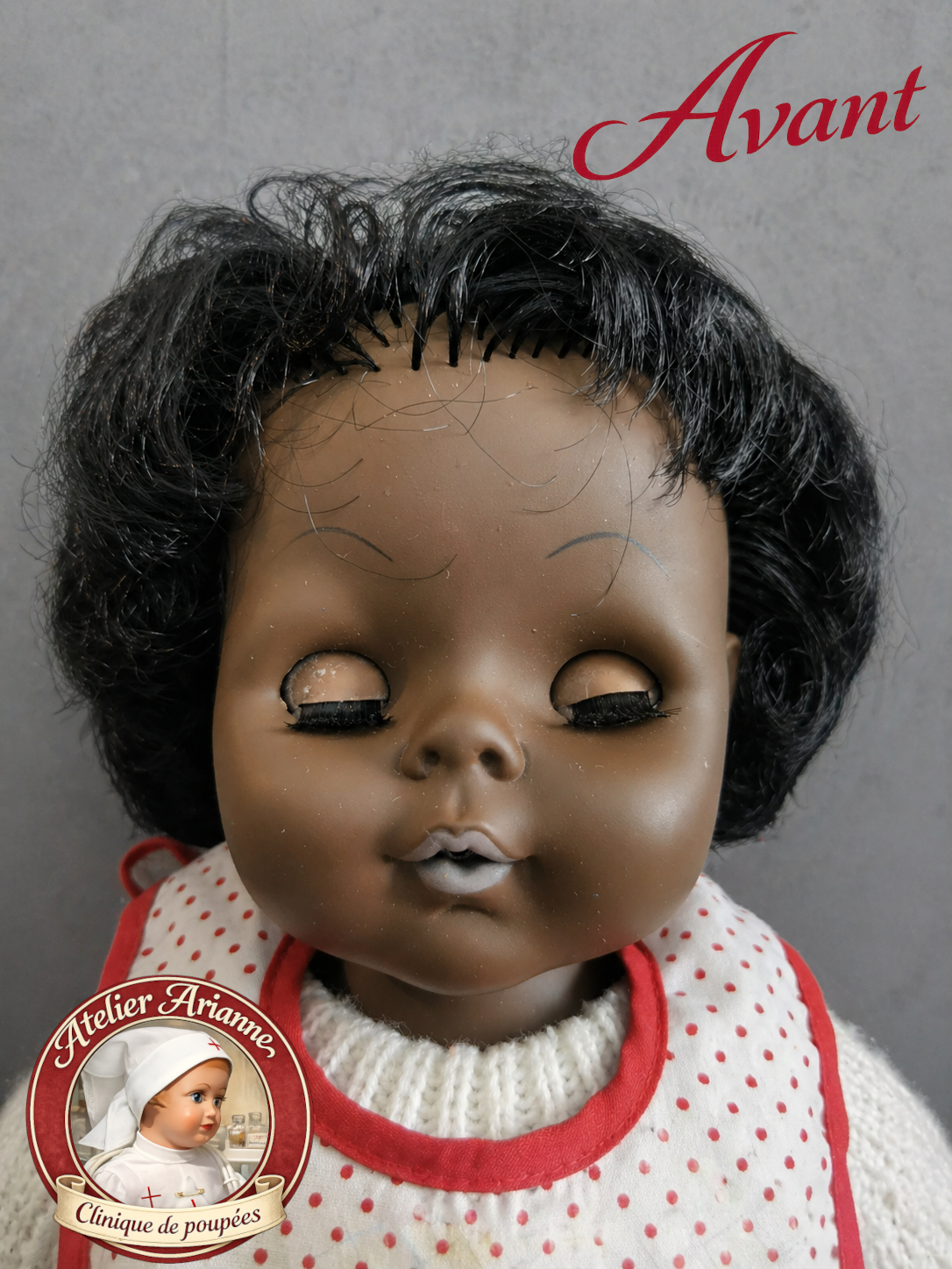 Avant restauration &ndash; Tinnie Raynal
Les yeux avaient perdu leur transparence et leur &eacute;clat, donnant au visage une expression plus &eacute;teinte.
Atelier Arianne &ndash; clinique et mus&eacute;e de poup&eacute;es
