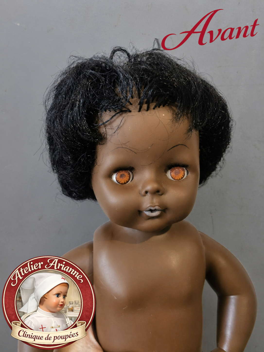 Avant restauration &ndash; Tinnie Raynal
Regard terni, bouche effac&eacute;e, visage encrass&eacute; et cheveux &agrave; reprendre avant son passage &agrave; la clinique.
Atelier Arianne &ndash; clinique et mus&eacute;e de poup&eacute;es