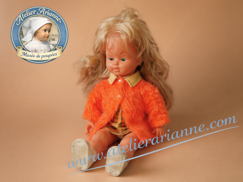 Caroline de GéGé : une poupée d’enfance donnée au musée avec du linge brodé