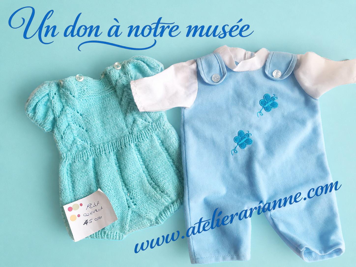 Photo de deux v&ecirc;tements de poup&eacute;e donn&eacute;s au mus&eacute;e Atelier Arianne : une robe tricot&eacute;e bleu turquoise et une combinaison bleue avec broderies, destin&eacute;es &agrave; enrichir la documentation sur les v&ecirc;tements et accessoires de poup&eacute;es.