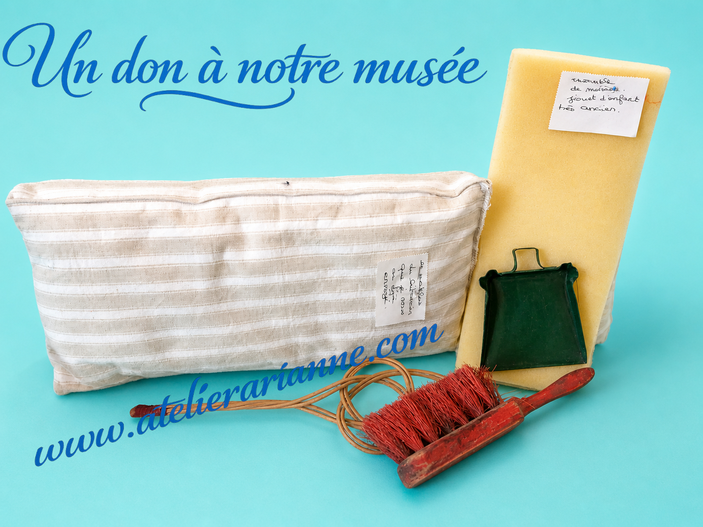 Photo d&rsquo;accessoires et de petits objets li&eacute;s &agrave; l&rsquo;univers de la poup&eacute;e : coussin, matelas, petit balai, pelle miniature et &eacute;l&eacute;ments de jeu d&rsquo;enfant donn&eacute;s au mus&eacute;e Atelier Arianne pour enrichir la collection et la documentation.
