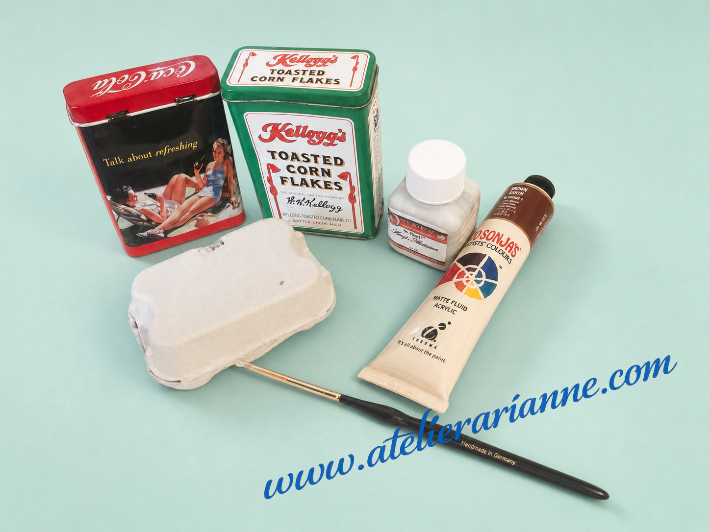 Photo de petits objets et accessoires donn&eacute;s au mus&eacute;e Atelier Arianne : bo&icirc;tes miniatures, mat&eacute;riel de peinture, pinceau et contenant, pour documenter l&rsquo;univers du jeu, des loisirs cr&eacute;atifs et des souvenirs d&rsquo;enfance autour des poup&eacute;es.