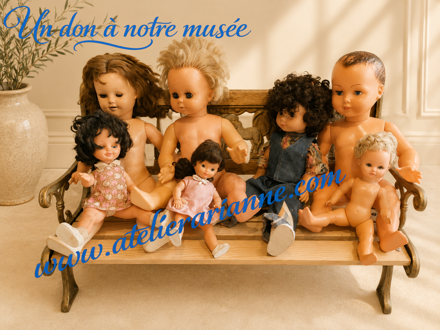 Dans ce groupe, trois poup&eacute;es ont conserv&eacute; leurs v&ecirc;tements d&rsquo;origine, ce qui est toujours tr&egrave;s pr&eacute;cieux pour le mus&eacute;e.

Ces tenues permettent de mieux comprendre leur pr&eacute;sentation initiale, leur &eacute;poque et la mani&egrave;re dont elles &eacute;taient propos&eacute;es ou utilis&eacute;es dans le jeu.

J&rsquo;aime beaucoup ce petit ensemble : chacune a son caract&egrave;re, son regard, sa posture, et toutes racontent &agrave; leur fa&ccedil;on une part de l&rsquo;enfance que nous essayons de pr&eacute;server.

Doroth&eacute;e &ndash; Atelier Arianne &ndash; clinique et mus&eacute;e de poup&eacute;es 
