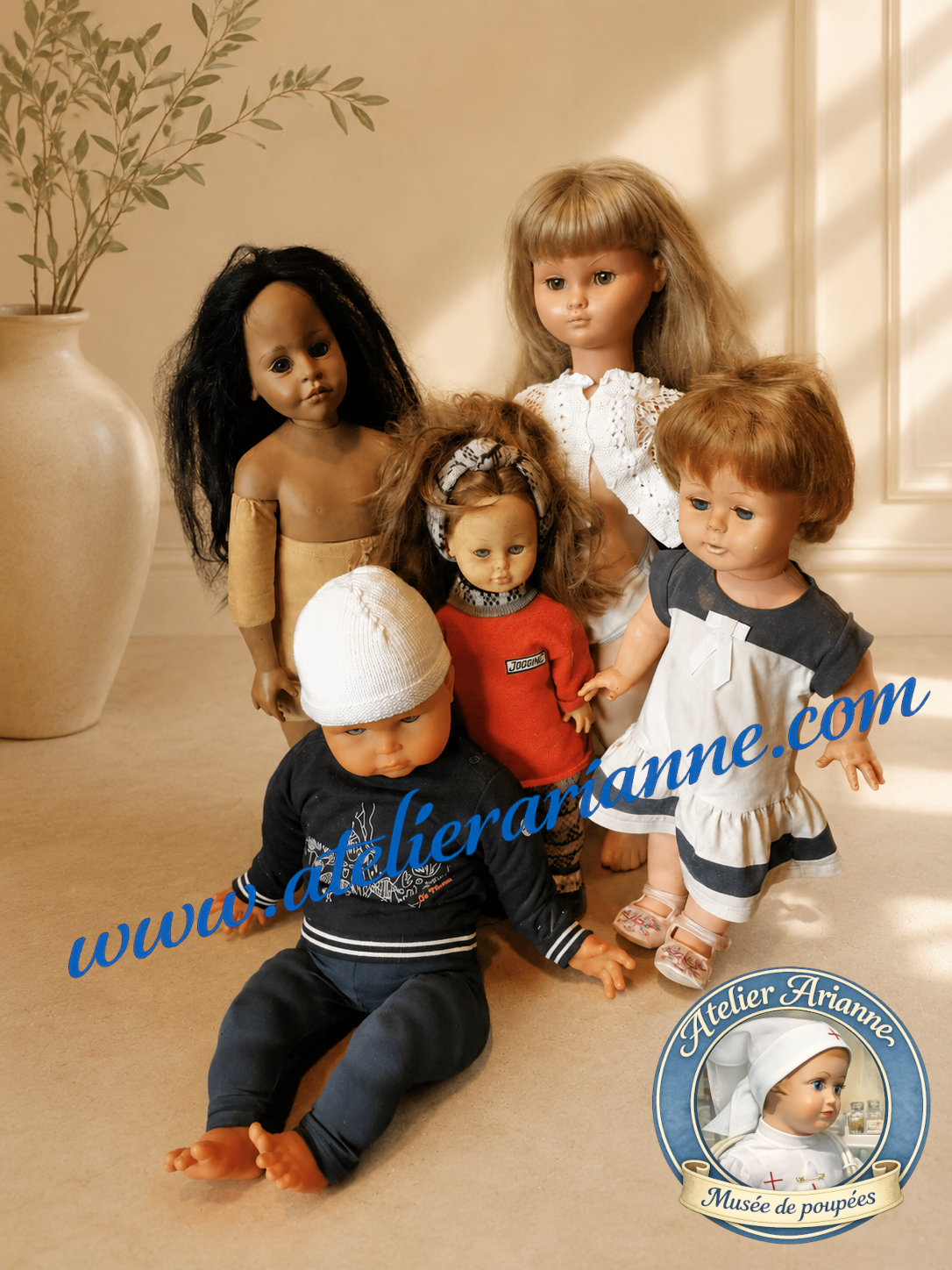 Ce petit groupe est tr&egrave;s int&eacute;ressant par sa diversit&eacute;.

On y retrouve une poup&eacute;e noire Zapf, deux poup&eacute;es Bella, une Raynal, ainsi qu&rsquo;une poup&eacute;e avec m&eacute;canisme. Elles repr&eacute;sentent des styles, des &eacute;poques et des fabrications diff&eacute;rentes, ce qui rend l&rsquo;ensemble tr&egrave;s utile pour montrer la vari&eacute;t&eacute; des poup&eacute;es conserv&eacute;es au mus&eacute;e.

J&rsquo;aime beaucoup ces groupes un peu m&eacute;lang&eacute;s : ils racontent bien la vie r&eacute;elle des collections, avec des poup&eacute;es venues d&rsquo;horizons diff&eacute;rents, r&eacute;unies aujourd&rsquo;hui pour continuer leur histoire ensemble.

Doroth&eacute;e &ndash; Atelier Arianne &ndash; clinique et mus&eacute;e de poup&eacute;es 