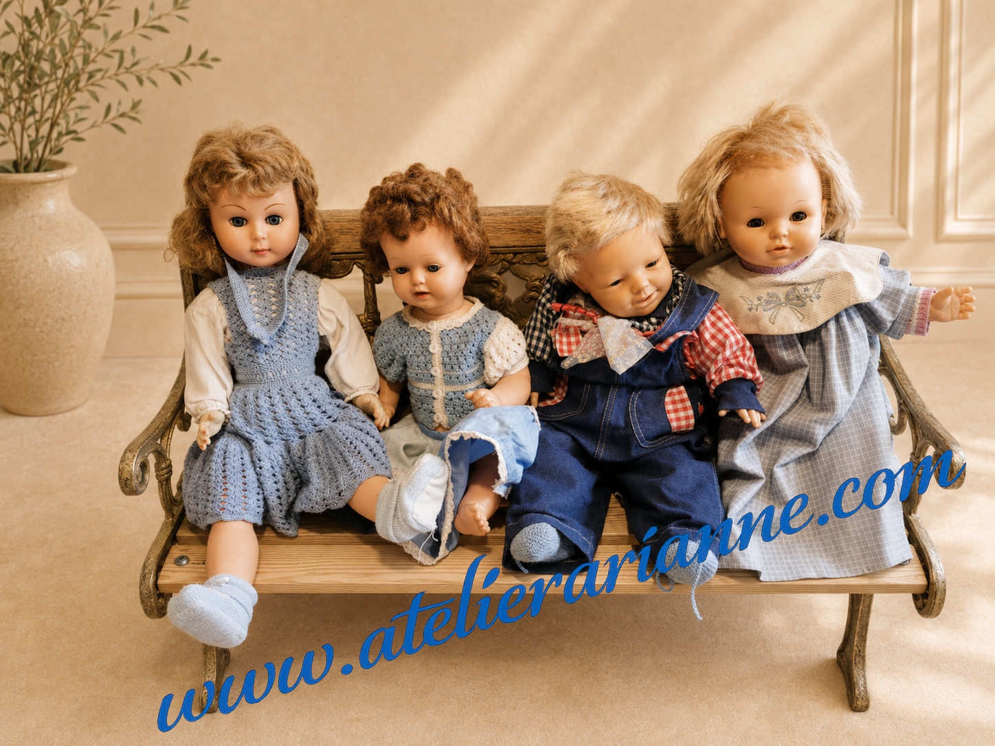Ces quatre poup&eacute;es apportent encore une autre ambiance au don de Christiane.

Avec leurs tenues bleues, leurs coiffures et leurs expressions diff&eacute;rentes, elles forment un petit groupe tr&egrave;s charmant. Ce sont des poup&eacute;es qui &eacute;voquent imm&eacute;diatement le jeu, les souvenirs d&rsquo;enfance et les petites sc&egrave;nes que l&rsquo;on aimait inventer autour d&rsquo;elles.

Je les imagine d&eacute;j&agrave; dans une future pr&eacute;sentation, install&eacute;es ensemble comme une petite famille de poup&eacute;es, avec cette douceur un peu nostalgique qui donne tant de charme aux objets d&rsquo;enfance.

Doroth&eacute;e &ndash; Atelier Arianne &ndash; clinique et mus&eacute;e de poup&eacute;es 