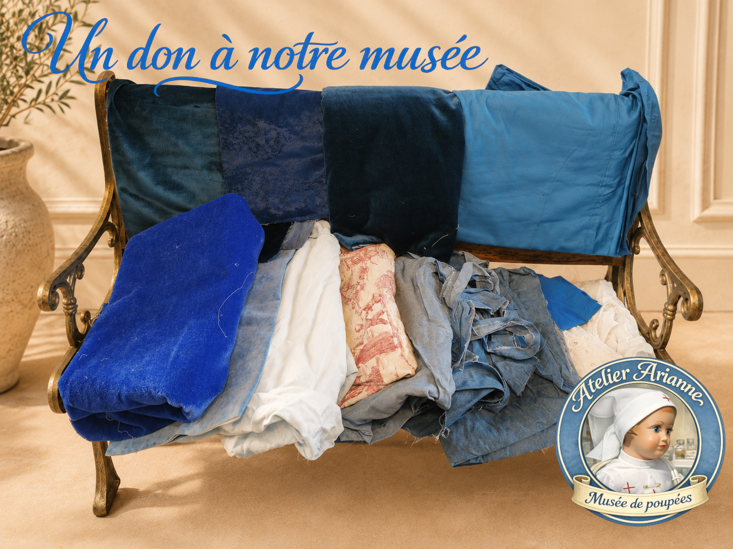 Voici encore un bel ensemble de tissus et de mati&egrave;res textiles re&ccedil;u dans le don de Christiane.

Les tons bleus, les tissus plus &eacute;pais, les petites pi&egrave;ces blanches et les morceaux de couture pourront servir &agrave; composer de futures sc&egrave;nes autour des poup&eacute;es, mais aussi &agrave; enrichir la r&eacute;serve textile du mus&eacute;e.

Ces tissus sont importants, car ils permettent de garder une trace des mati&egrave;res, des couleurs et des usages li&eacute;s &agrave; l&rsquo;univers de l&rsquo;enfance, des v&ecirc;tements de poup&eacute;es et des petits travaux de couture.

Doroth&eacute;e &ndash; Atelier Arianne &ndash; clinique et mus&eacute;e de poup&eacute;es 