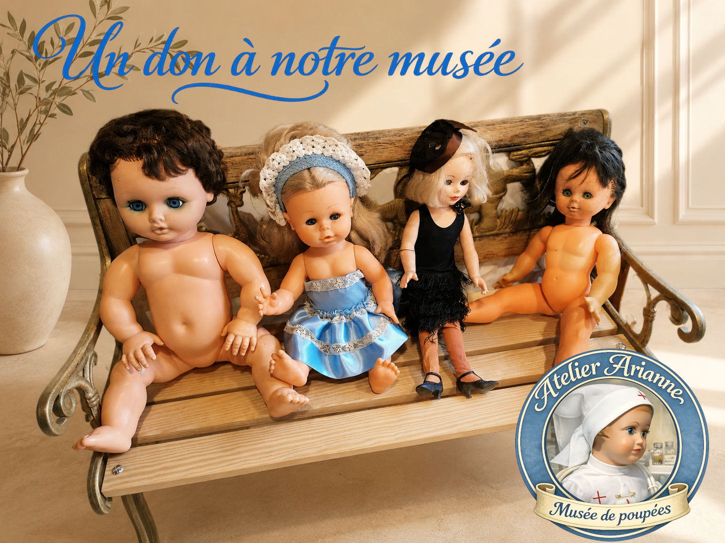 Dans ce groupe, la petite poup&eacute;e italienne est particuli&egrave;rement int&eacute;ressante, car elle porte encore son v&ecirc;tement d&rsquo;origine.

C&rsquo;est toujours un d&eacute;tail pr&eacute;cieux pour le mus&eacute;e : une poup&eacute;e avec sa tenue initiale permet de mieux comprendre sa pr&eacute;sentation, son &eacute;poque et la fa&ccedil;on dont elle &eacute;tait propos&eacute;e ou conserv&eacute;e.

Autour d&rsquo;elle, les autres poup&eacute;es du don viendront elles aussi enrichir les archives du mus&eacute;e, chacune avec son &eacute;tat, son histoire et ses petits d&eacute;tails &agrave; observer.

Doroth&eacute;e &ndash; Atelier Arianne &ndash; clinique et mus&eacute;e de poup&eacute;es
