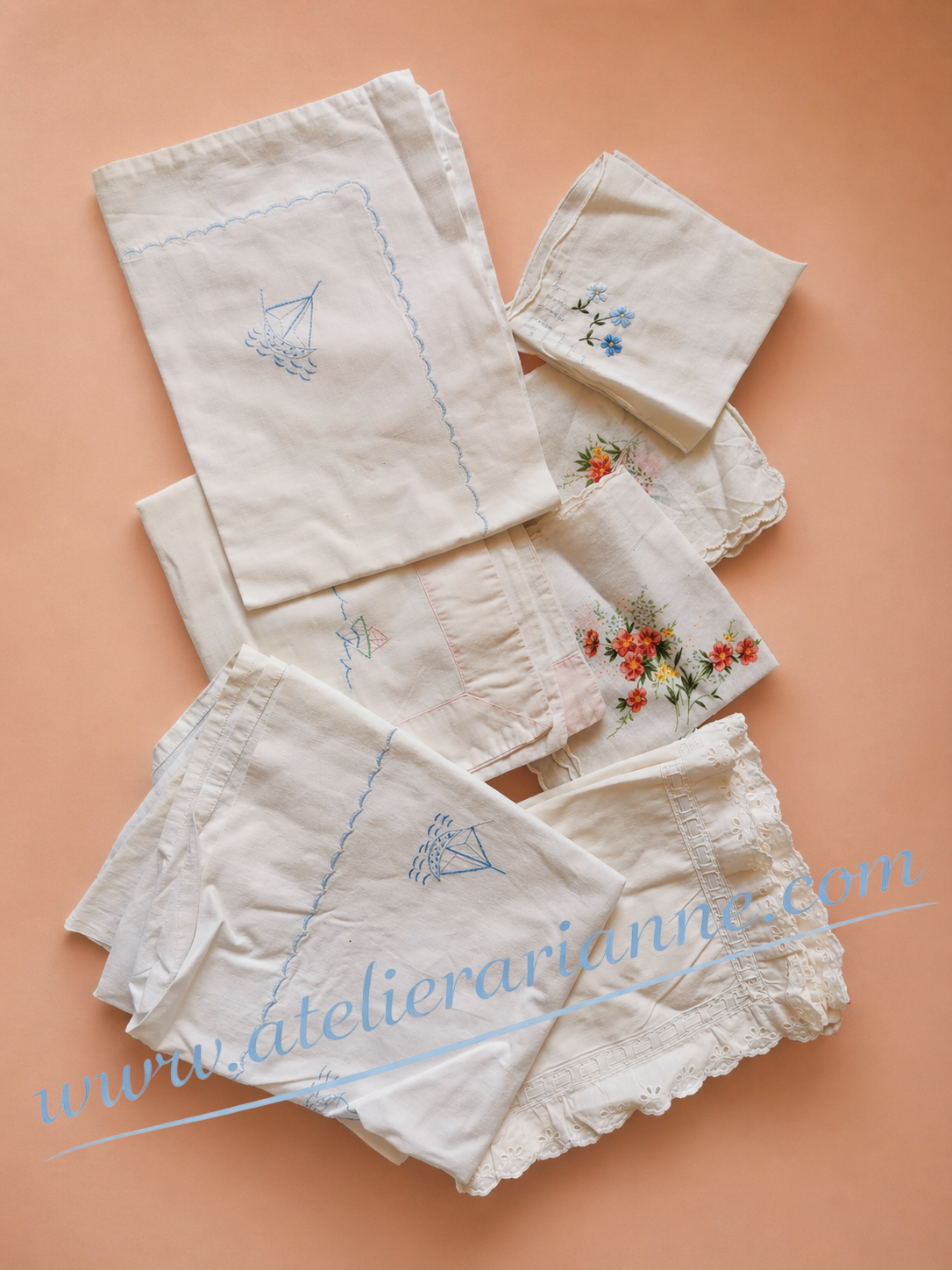 Linge blanc brod&eacute; offert avec Caroline : petit drap, taies d&rsquo;oreiller et mouchoirs anciens.