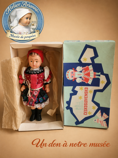 Un magnifique don pour le musée : une poupée folklorique tchécoslovaque dans sa boîte d’origine