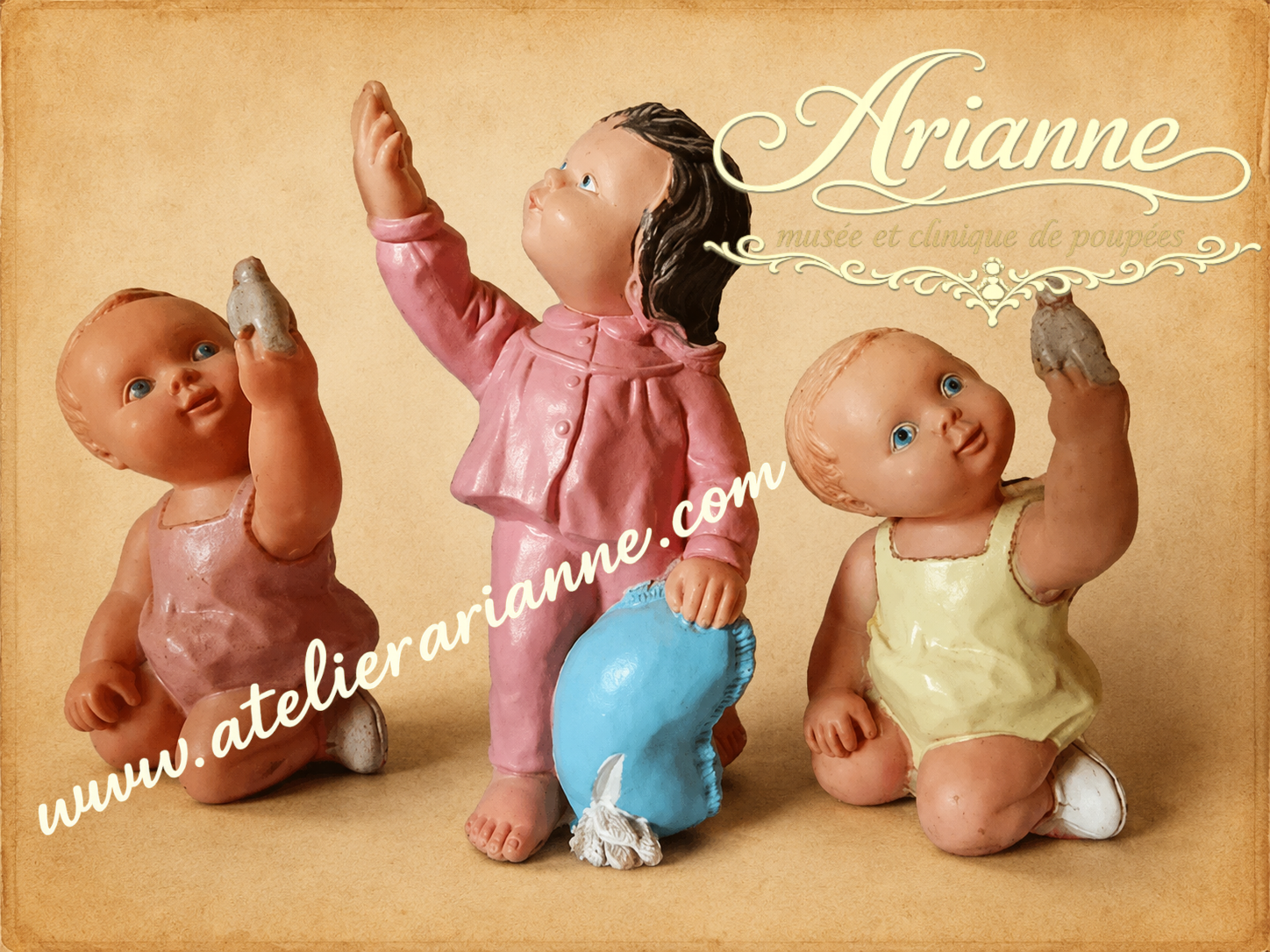 Pou&euml;ts-pou&euml;ts anciens repr&eacute;sentant trois enfants avec de petits oiseaux, jouets sonores du XXe si&egrave;cle en mati&egrave;re souple, pr&eacute;sent&eacute;s dans les archives du mus&eacute;e Atelier Arianne.