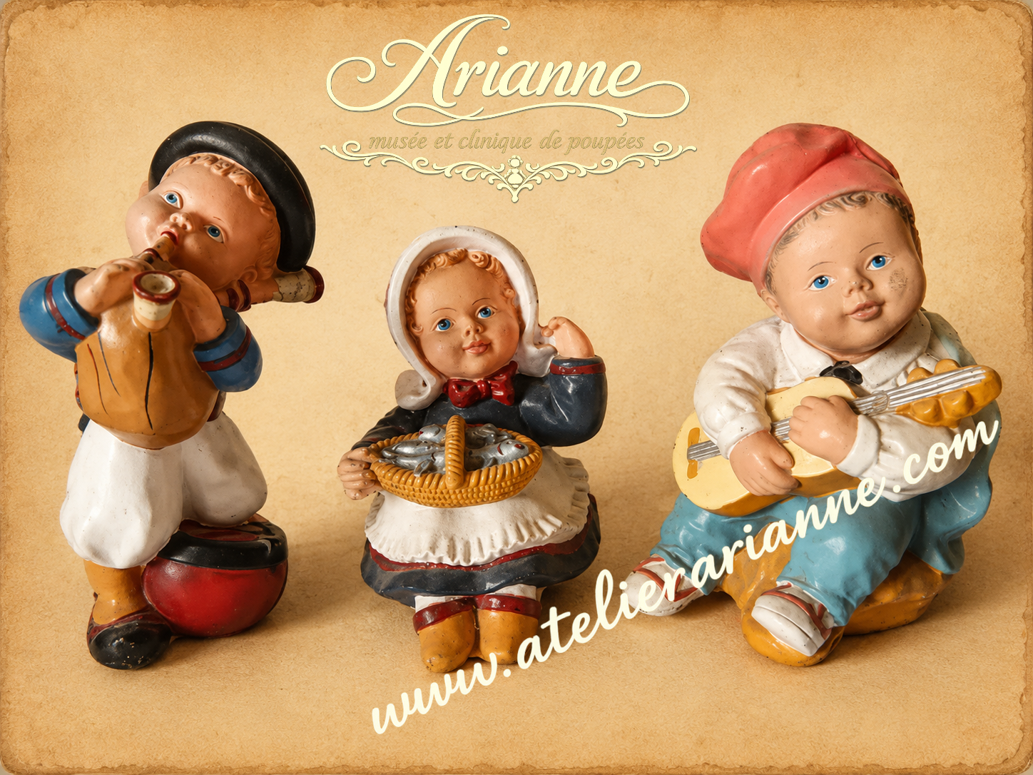 Pou&euml;ts-pou&euml;ts anciens repr&eacute;sentant des petits personnages musiciens et r&eacute;gionaux, jouets sonores du XXe si&egrave;cle en mati&egrave;re souple, issus de la collection partag&eacute;e par Mouchette.