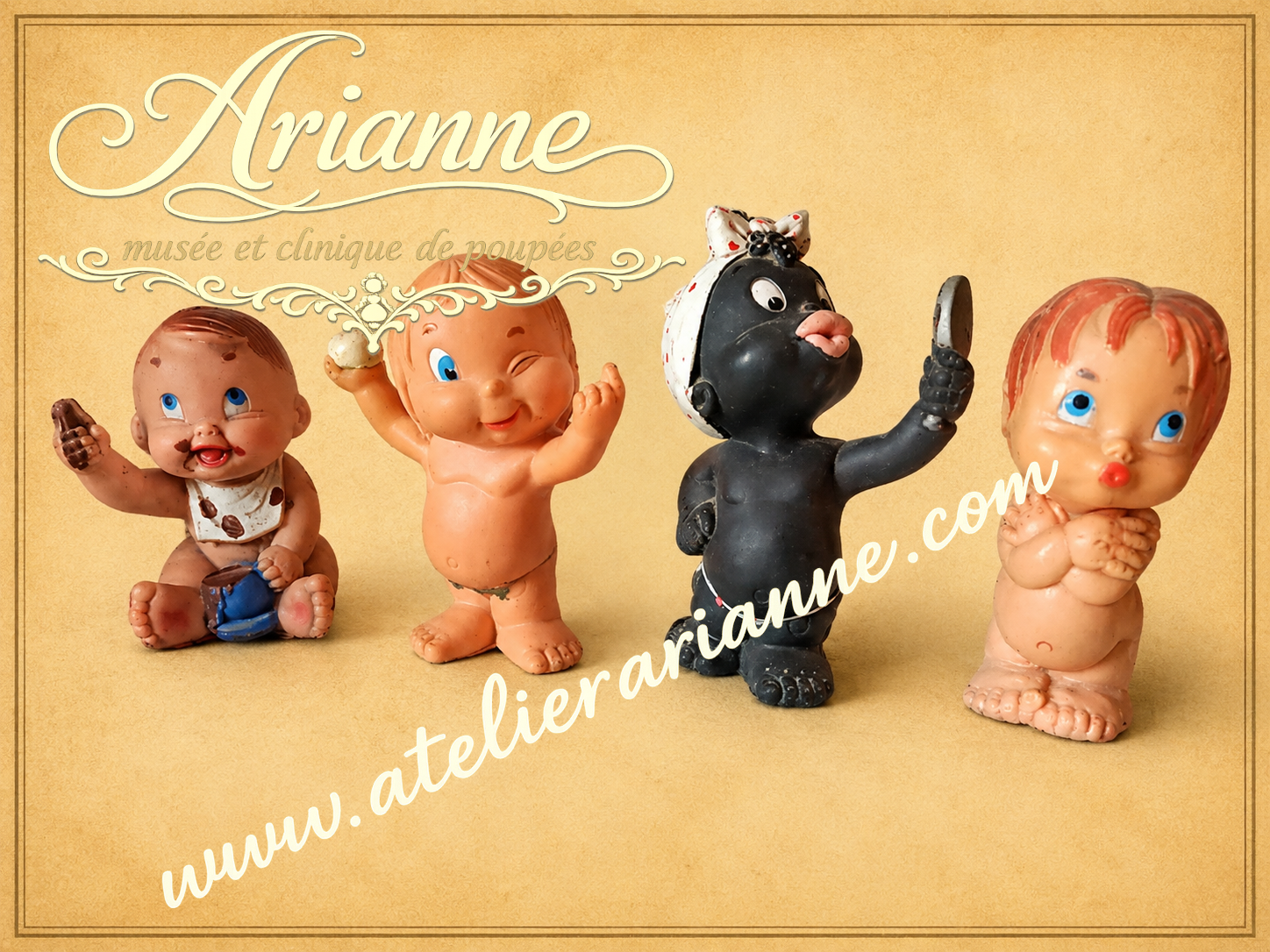 Pou&euml;ts-pou&euml;ts anciens de la collection partag&eacute;e par Mouchette : petits jouets sonores du XXe si&egrave;cle, en mati&egrave;res souples, pr&eacute;sent&eacute;s pour les archives du mus&eacute;e Atelier Arianne.
