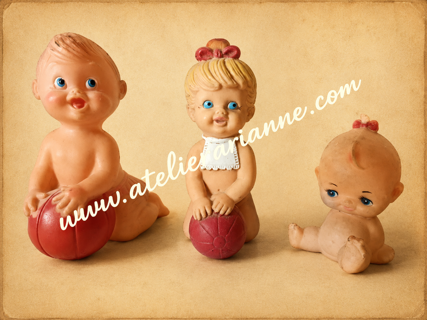 Pou&euml;ts-pou&euml;ts anciens repr&eacute;sentant trois b&eacute;b&eacute;s avec ballons, jouets sonores du XXe si&egrave;cle en mati&egrave;re souple, issus de la collection partag&eacute;e par Mouchette.