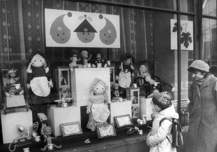 Poup&eacute;es polonaises en plastique des ann&eacute;es 1970-1980.
Sur la derni&egrave;re photo, on peut voir une vitrine de magasin de jouets. La photographie a &eacute;t&eacute; prise entre 1980 et 1985. On y distingue certaines des poup&eacute;es pr&eacute;sent&eacute;es ici.
Photographie partag&eacute;e par Amelia, que je remercie tr&egrave;s chaleureusement.