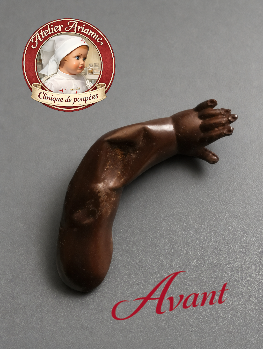 Avant restauration : le bras pr&eacute;sentait un enfoncement visible. Sur une pi&egrave;ce aussi petite, la reprise demande beaucoup de prudence pour ne pas fragiliser le cellulo&iuml;d.