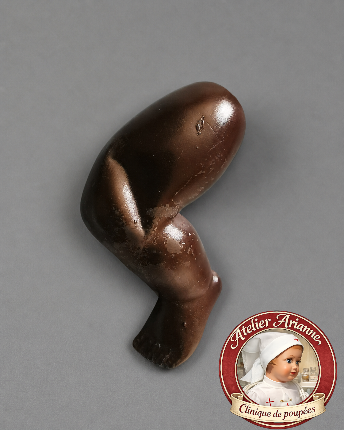 Avant restauration : la jambe pr&eacute;sentait un enfoncement visible ainsi que de petites marques de surface. Sur une pi&egrave;ce aussi minuscule, l&rsquo;intervention devait rester tr&egrave;s prudente afin de ne pas fragiliser davantage le cellulo&iuml;d.