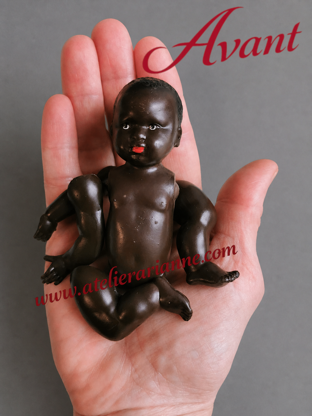Avant restauration : un minuscule baigneur Petitcollin en cellulo&iuml;d de 13 cm, dont la petite taille rend chaque intervention particuli&egrave;rement d&eacute;licate.