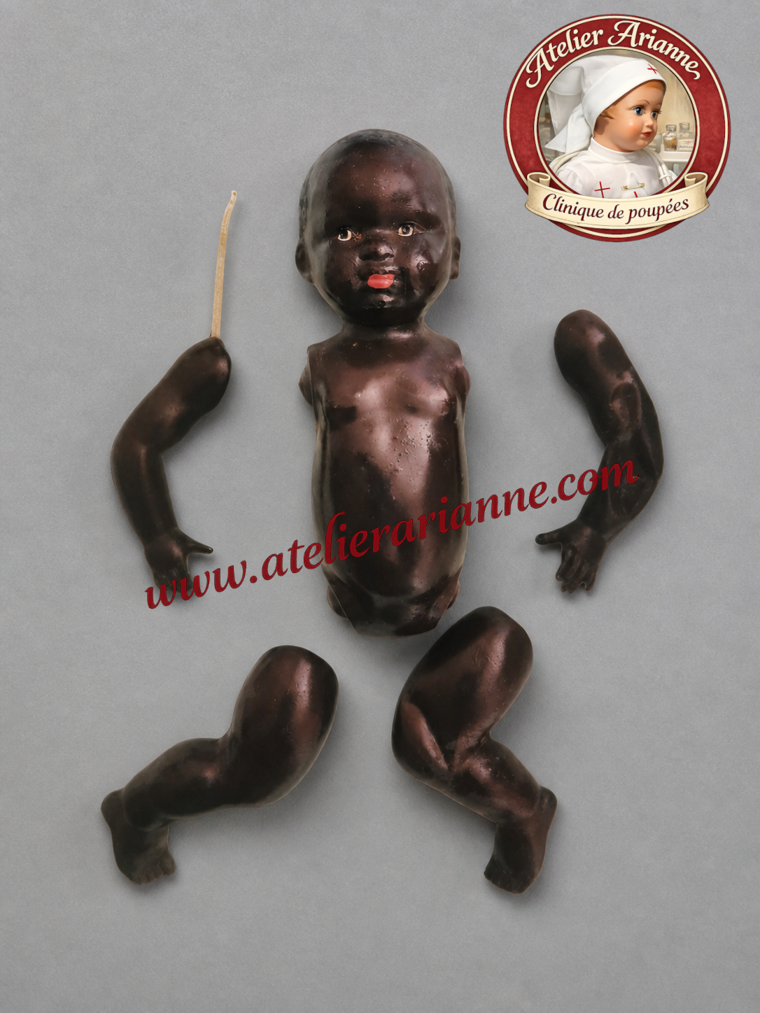 Avant restauration : le petit baigneur Petitcollin en cellulo&iuml;d de 13 cm, enti&egrave;rement d&eacute;mont&eacute; avant intervention.