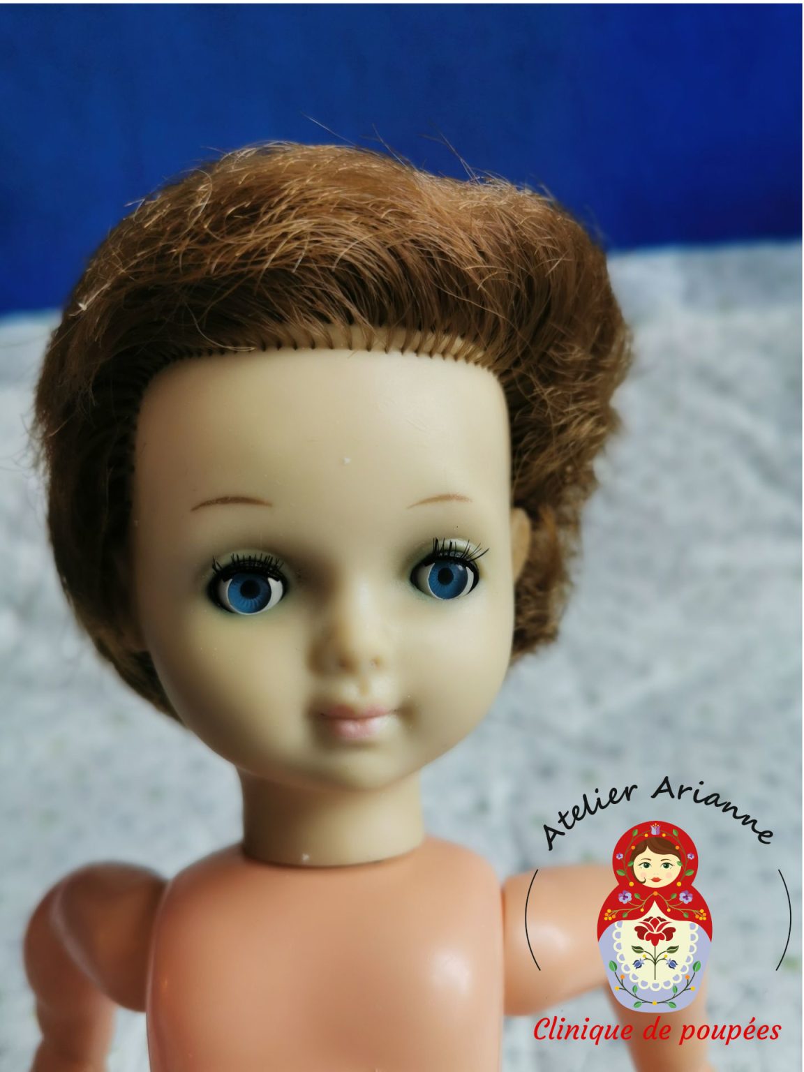 Petite poup&eacute;e Bella avant restauration, avec le vinyle jauni par le temps et les yeux ouverts avant la remise en &eacute;tat compl&egrave;te r&eacute;alis&eacute;e pour le mus&eacute;e Atelier Arianne.
