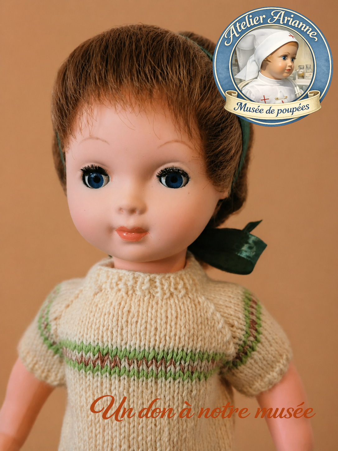 Portrait de la petite poup&eacute;e Bella apr&egrave;s restauration, avec ses yeux bleus remis en &eacute;tat, ses cils remplac&eacute;s, son maquillage rafra&icirc;chi et sa chevelure remise en forme pour le mus&eacute;e Atelier Arianne.