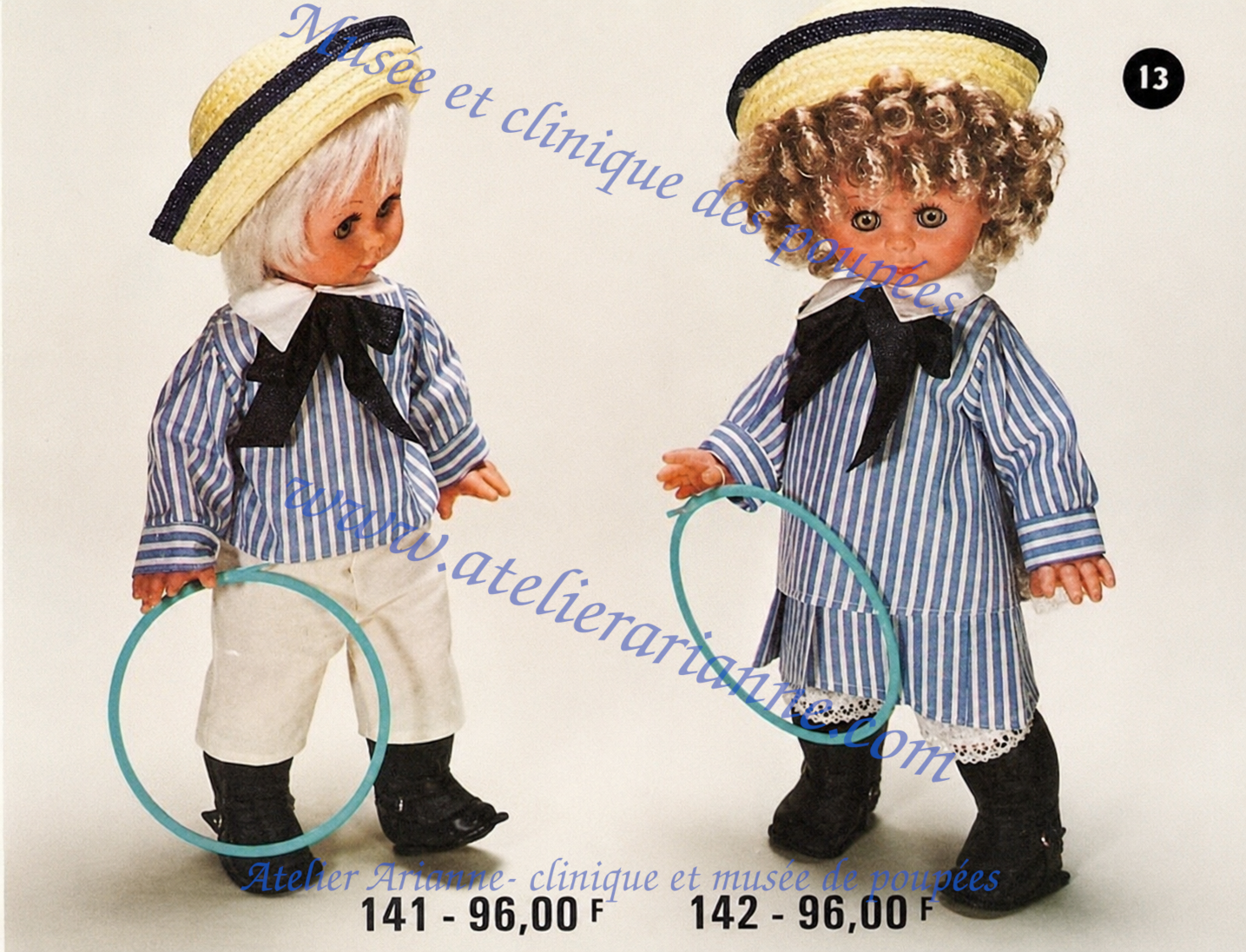 Frederich et Petronilla, deux poupées de 1978 avec tenues rayées, chapeaux de paille et cerceaux, présentées dans un catalogue de poupées.
