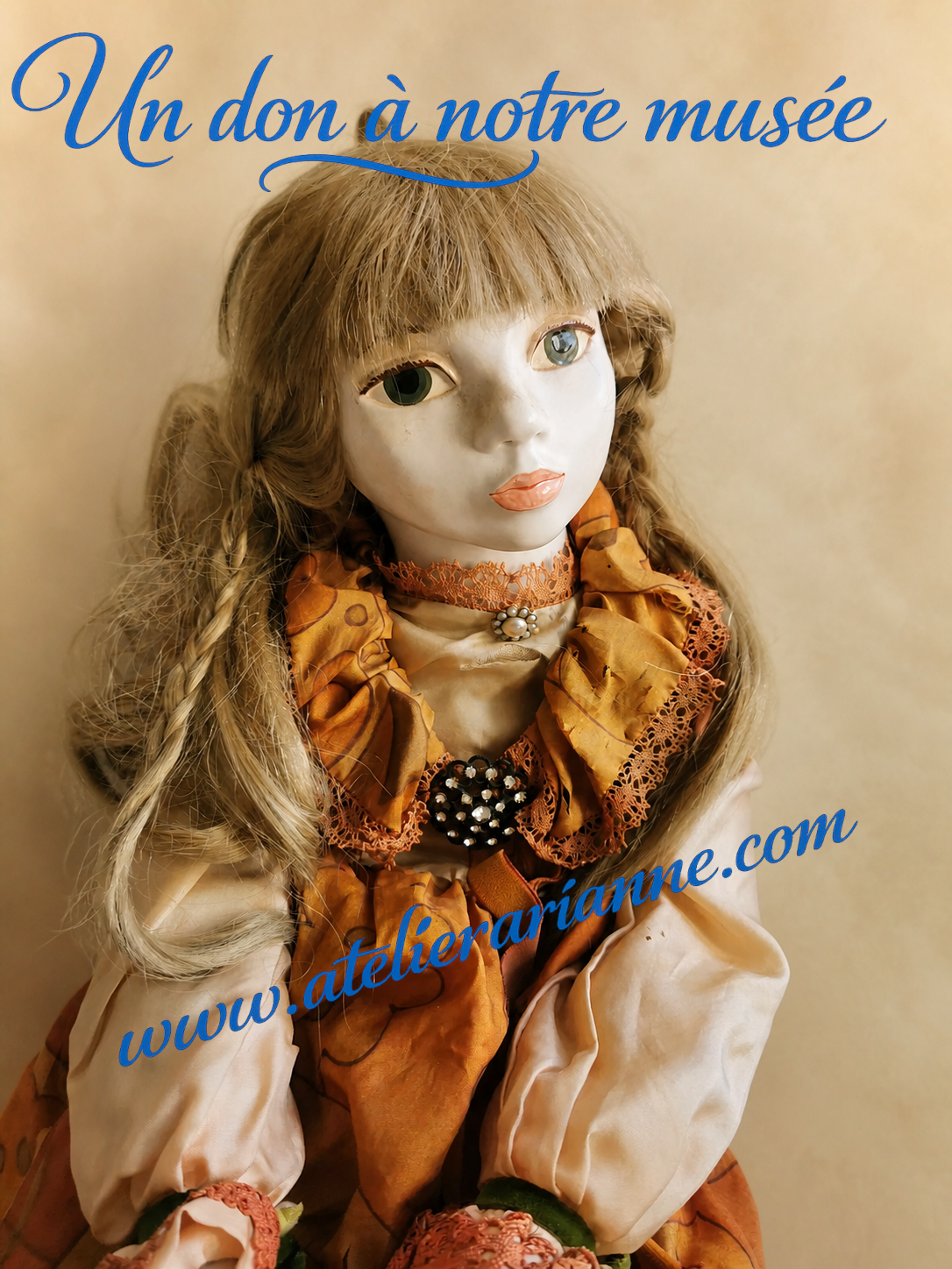 Portrait d’une poupée Girofla de 1975 donnée au musée Atelier Arianne par Madame Martine, avec visage en porcelaine, grands yeux et vêtement en soie.