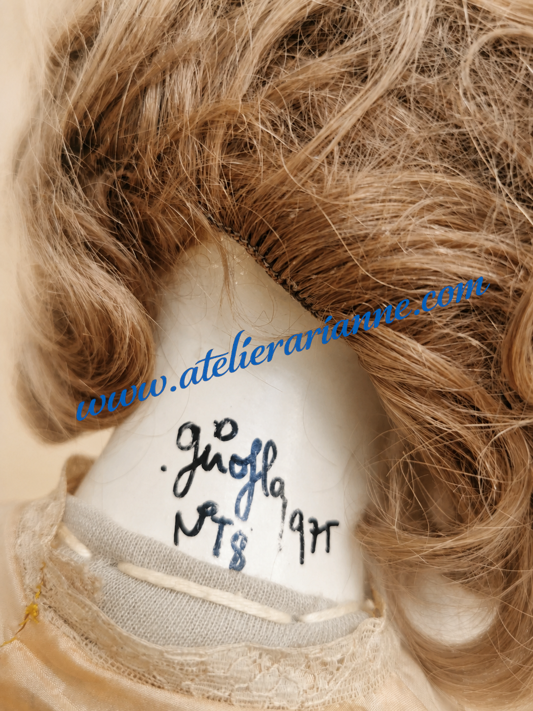 Marquage d’une poupée Girofla n° T8 datée de 1975, donnée au musée Atelier Arianne par Madame Martine.