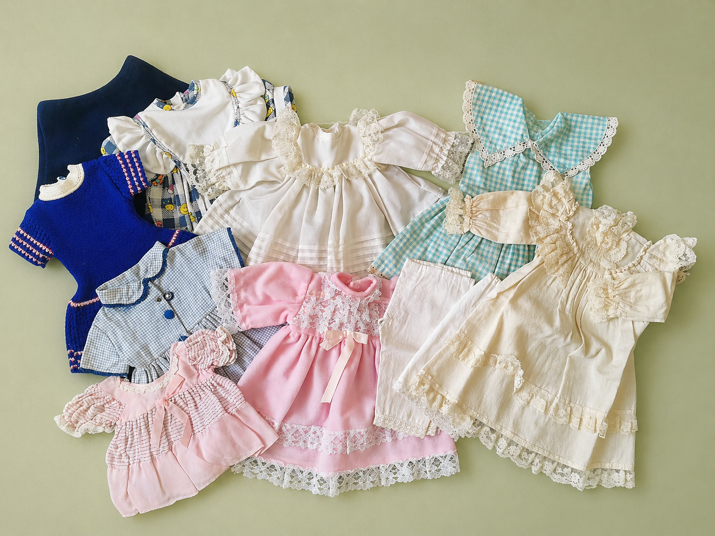 V&ecirc;tements anciens de poup&eacute;es offerts par Jo&euml;lle au mus&eacute;e Atelier Arianne : de petites tenues d&eacute;licates, pr&eacute;cieuses pour documenter les styles, les tissus et la m&eacute;moire des poup&eacute;es d&rsquo;autrefois.