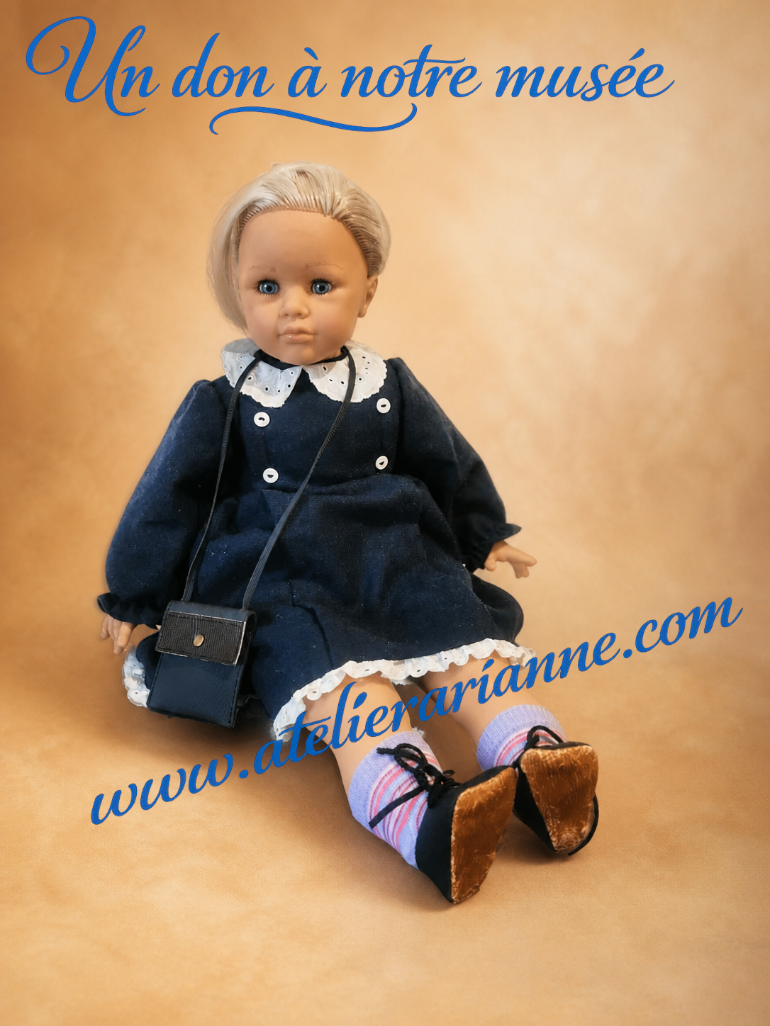 Poup&eacute;e italienne Zanini Zambelli donn&eacute;e au mus&eacute;e Atelier Arianne par Dominique, portant une robe bleu marine &agrave; col blanc, un petit sac et des chaussures noires.