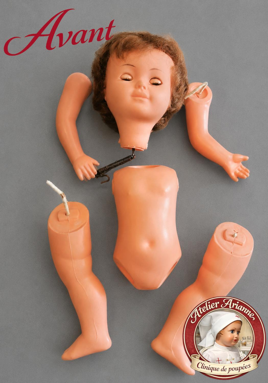 Poup&eacute;e Marie-Fran&ccedil;oise Petitcollin de Modes et Travaux avant restauration par Atelier Arianne, d&eacute;mont&eacute;e, avec vinyle fragilis&eacute; au cou et &eacute;lastiques &agrave; remplacer.