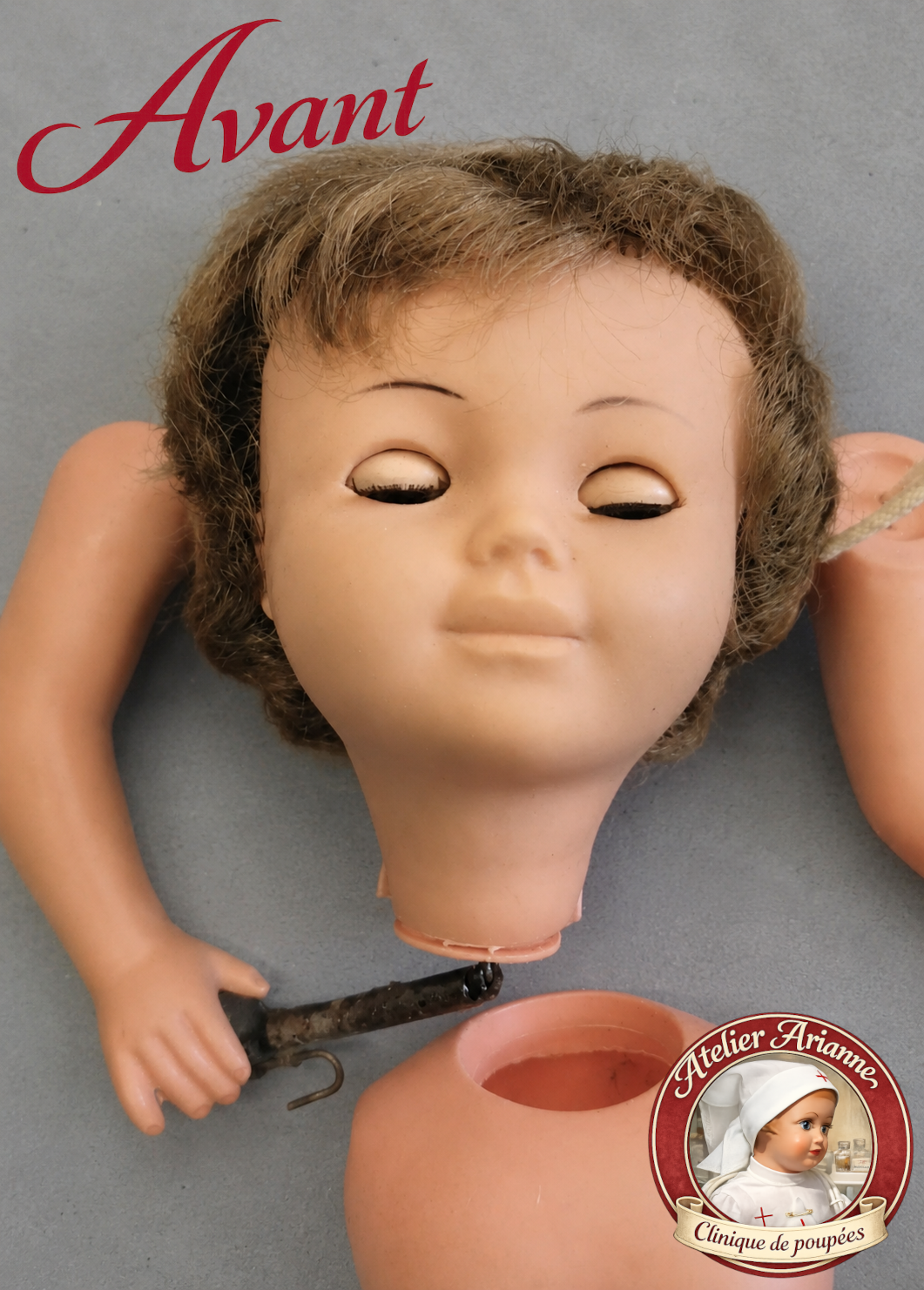 Poup&eacute;e Marie-Fran&ccedil;oise Petitcollin avant restauration par Atelier Arianne, montrant l&rsquo;&eacute;tat du visage, des cheveux et du vinyle du cou avant r&eacute;paration.