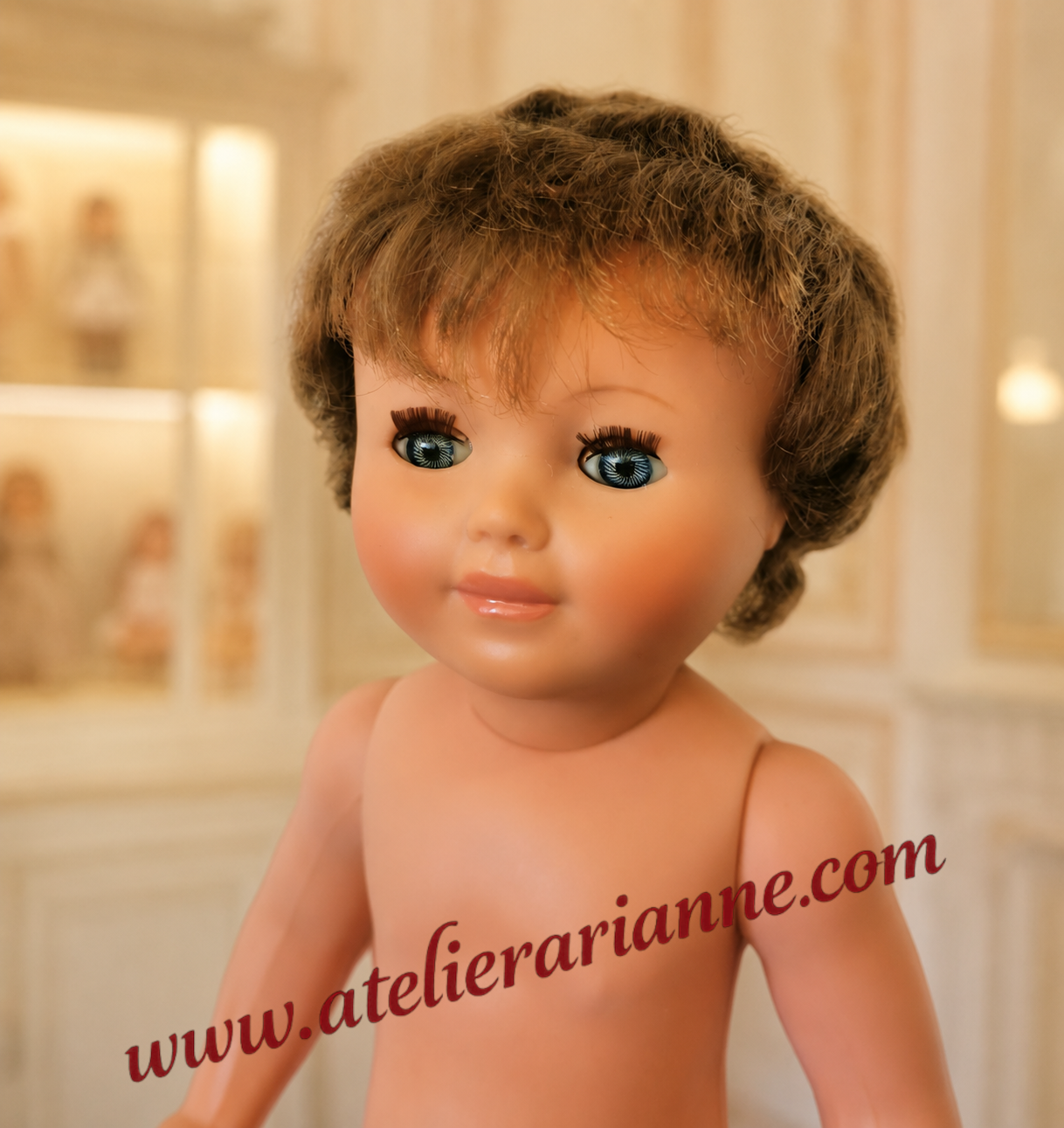Poup&eacute;e Marie-Fran&ccedil;oise Petitcollin de Modes et Travaux apr&egrave;s restauration par Atelier Arianne, avec nettoyage, coiffage, maquillage, ravivage des yeux et r&eacute;paration du vinyle du cou.