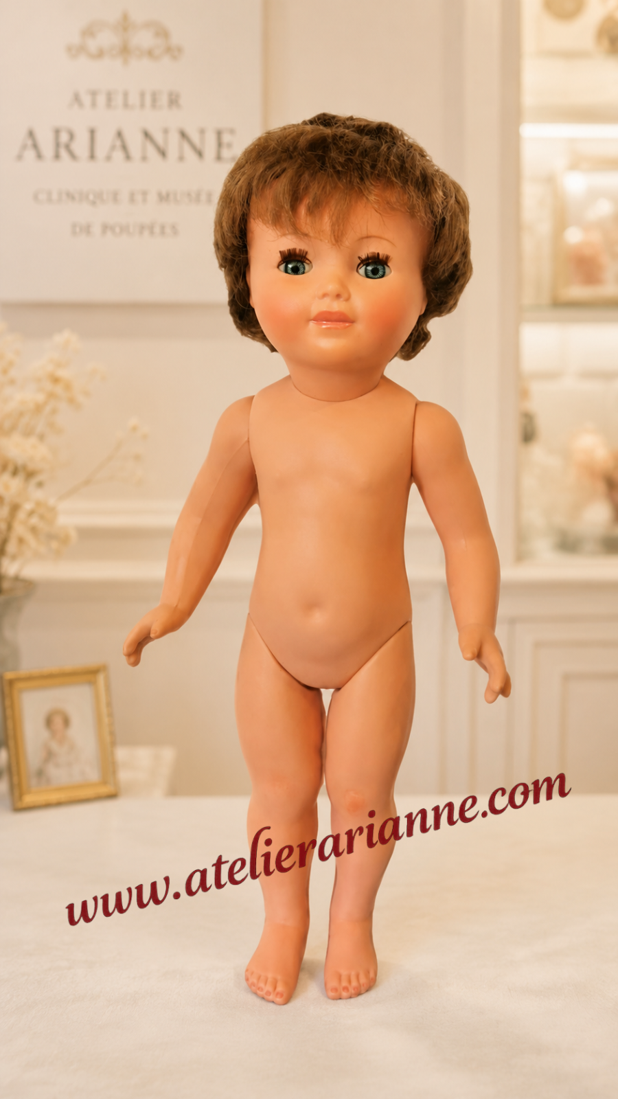 Poup&eacute;e Marie-Fran&ccedil;oise Petitcollin de Modes et Travaux apr&egrave;s restauration par Atelier Arianne, avec visage raviv&eacute;, maquillage repris, cheveux remis en forme et yeux lustr&eacute;s.