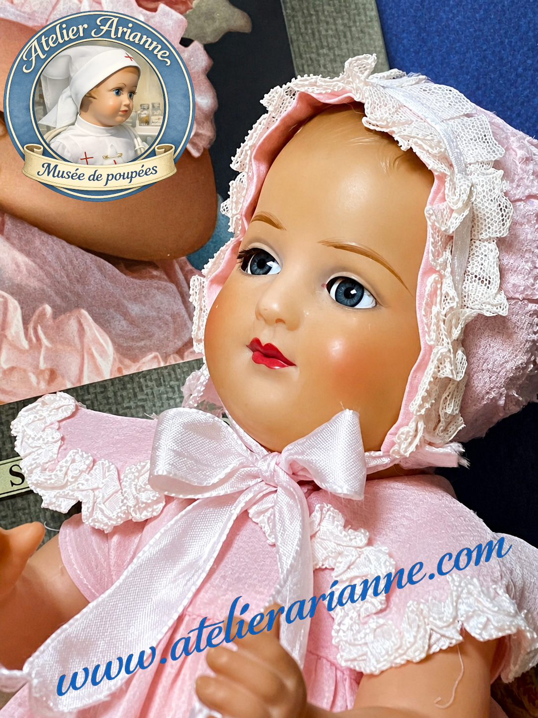 François de SNF, bébé Nestlé ancien en celluloïd, présenté avec sa boîte ronde d’origine et son affiche publicitaire Nestlé ancienne.
