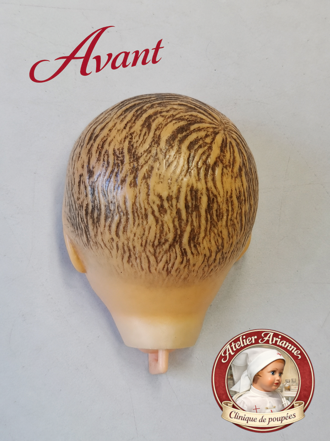 Détail des cheveux peints d’un petit Baby ancien avant restauration à la clinique de poupées Atelier Arianne, avec couleur usée et relief d’origine encore visible.