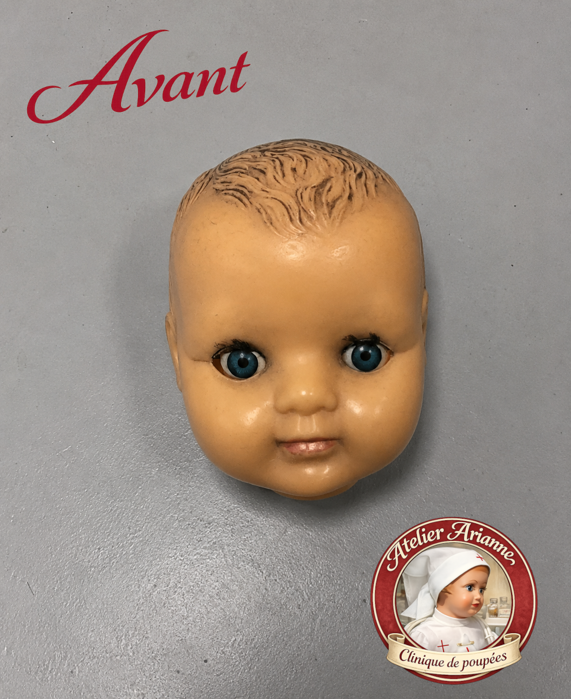 Détail du visage d’un petit Baby ancien avant restauration à la clinique de poupées Atelier Arianne, avec cheveux peints ternis, maquillage effacé et regard à raviver.